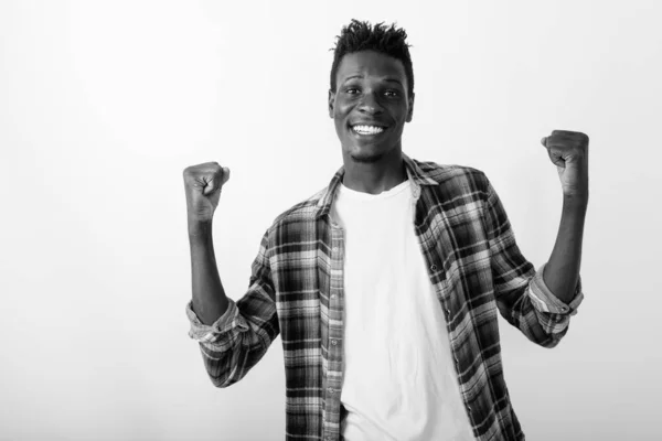 Estudio Joven Guapo Hipster Africano Con Pelo Afro Sobre Fondo —  Fotos de Stock