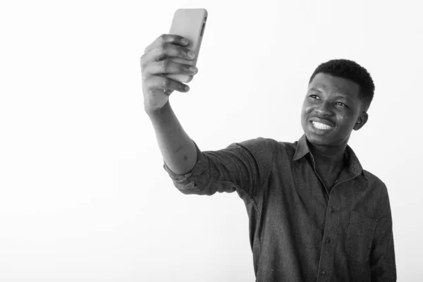 非洲年轻商人在黑白背景下的演播室照片 — 图库照片