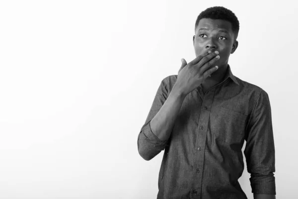Зйомки Молодого Африканського Бізнесмена Білим Фоном Чорно Білому — стокове фото