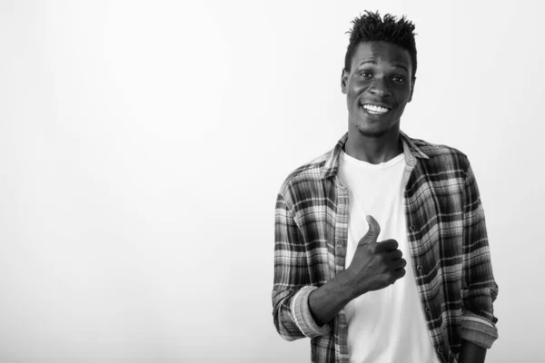 Estudio Joven Guapo Hipster Africano Con Pelo Afro Sobre Fondo —  Fotos de Stock