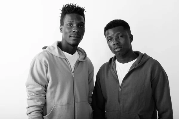 Зйомки Двох Африканських Чоловіків Разом Проти Білого Фону Чорно Білим — стокове фото