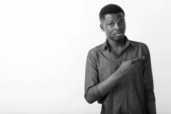 Genç Afrikalı Adamının Siyah Beyaz Arka Plana Karşı Çekimleri — Stok fotoğraf