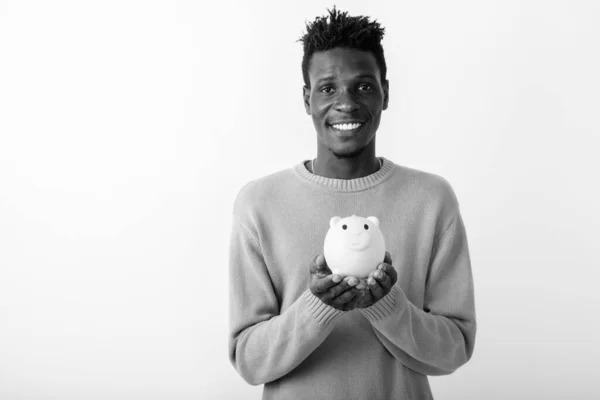 Estúdio Tiro Jovem Belo Homem Africano Com Cabelo Afro Contra — Fotografia de Stock