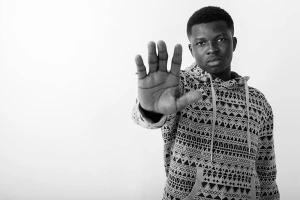 Зйомки Молодого Африканця Худі Білому Фоні Чорно Білому — стокове фото