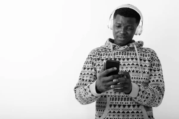 Studio Skott Ung Afrikansk Man Bär Huvtröja Mot Vit Bakgrund — Stockfoto