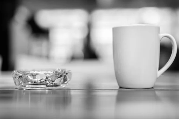 Kaffeetasse Und Aschenbecher Mit Zigaretten Auf Holztisch Restaurant Schwarz Weiß — Stockfoto