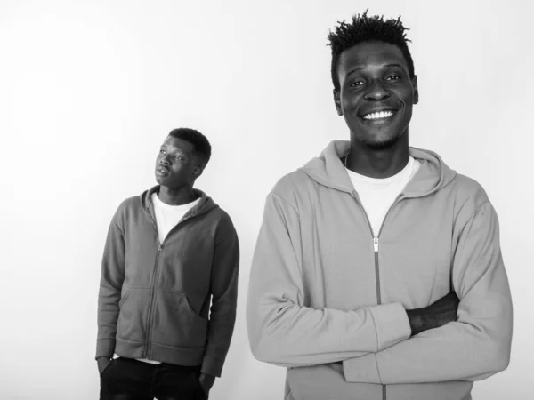 Зйомки Двох Африканських Чоловіків Разом Проти Білого Фону Чорно Білим — стокове фото