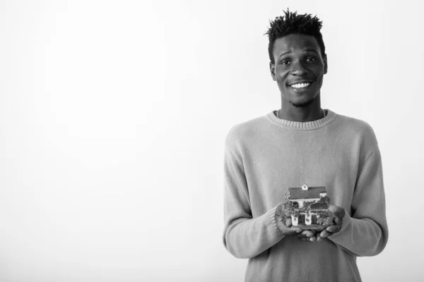 Estúdio Tiro Jovem Belo Homem Africano Com Cabelo Afro Contra — Fotografia de Stock