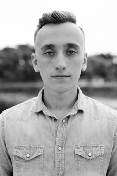 Retrato Homem Bonito Jovem Com Cabelo Loiro Relaxante Parque Cidade — Fotografia de Stock