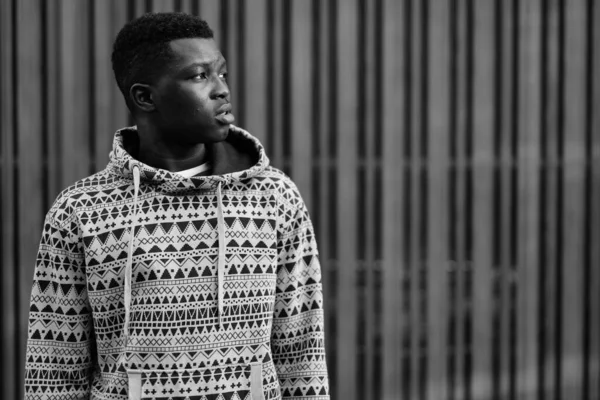 Портрет Молодого Африканця Який Носить Капюшон Вулиці Чорно Білому — стокове фото