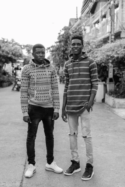 Portret Van Twee Jonge Afrikaanse Mannen Als Vrienden Samen Straat — Stockfoto