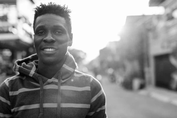 Retrato Joven Hombre Africano Guapo Con Pelo Afro Las Calles —  Fotos de Stock