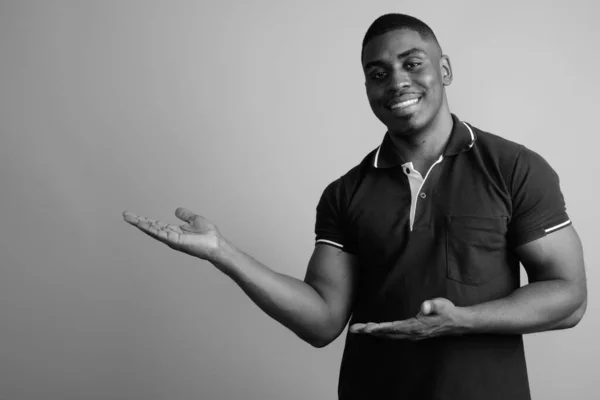 Estudio Joven Hombre Africano Guapo Con Camisa Polo Sobre Fondo —  Fotos de Stock