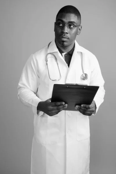 Застрелений Молодий Гарний Африканський Лікар Проти Сірого Фону Чорно Білому — стокове фото