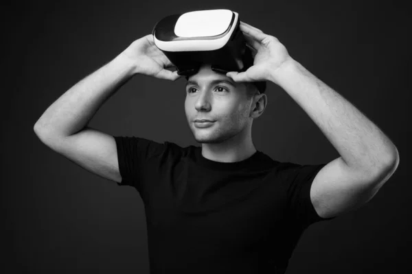 Estúdio Tiro Homem Bonito Jovem Usando Fone Ouvido Realidade Virtual — Fotografia de Stock