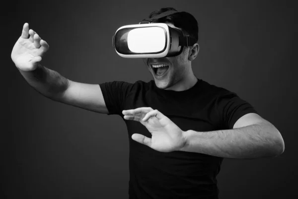 Estúdio Tiro Homem Bonito Jovem Usando Fone Ouvido Realidade Virtual — Fotografia de Stock