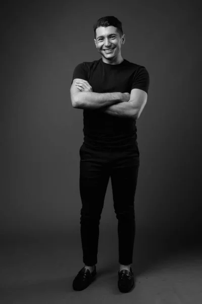 Siyah Beyaz Gri Arka Planda Genç Yakışıklı Adamın Stüdyo Çekimi — Stok fotoğraf