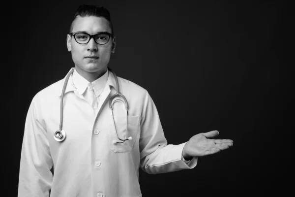 Studioaufnahme Eines Jungen Gutaussehenden Multiethnischen Arztes Vor Grauem Hintergrund Schwarz — Stockfoto