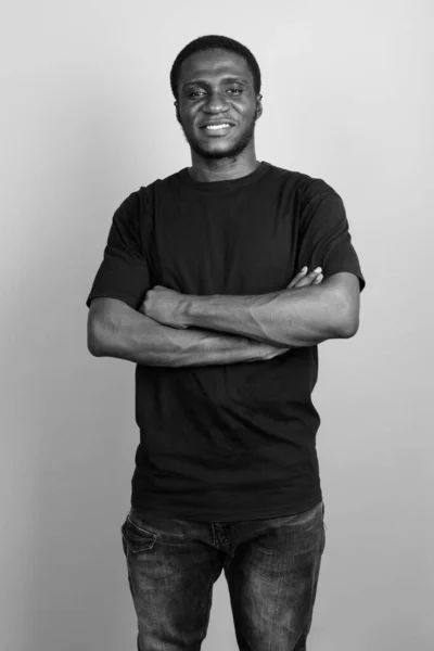 Siyah Gömlekli Gri Arka Planlı Siyah Beyaz Genç Afrikalı Adamın — Stok fotoğraf