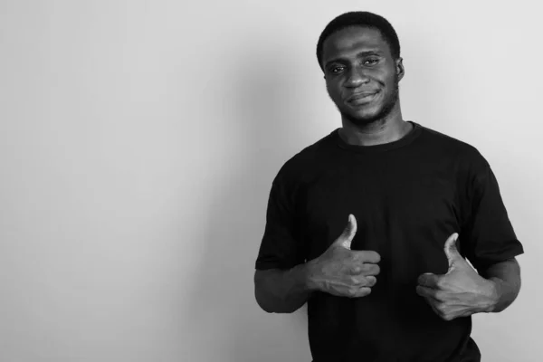 Estúdio Tiro Jovem Africano Vestindo Camisa Preta Contra Fundo Cinza — Fotografia de Stock