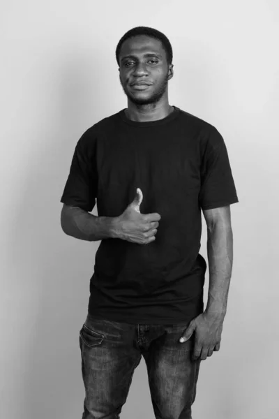 Studio Záběr Mladého Afrického Muže Černé Košili Proti Šedé Pozadí — Stock fotografie