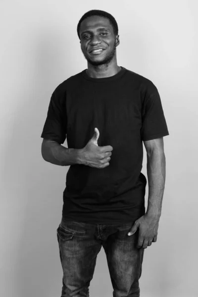 Studio Záběr Mladého Afrického Muže Černé Košili Proti Šedé Pozadí — Stock fotografie