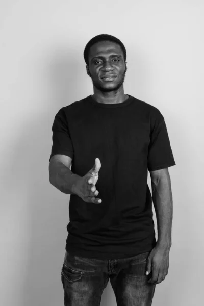 Στιγμιότυπο Του Νεαρού Αφρικανού Άνδρα Που Φοράει Μαύρο Πουκάμισο Γκρι — Φωτογραφία Αρχείου