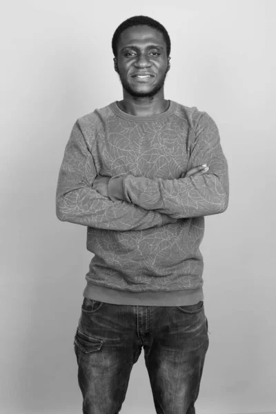 Studio Záběr Mladého Afrického Muže Dlouhém Rukávu Košili Proti Šedému — Stock fotografie