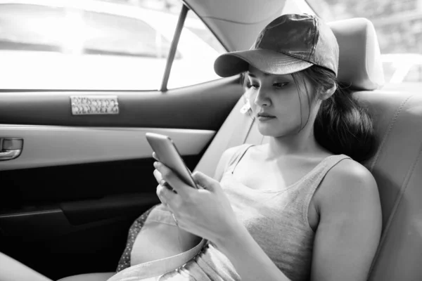 Πορτρέτο Της Νεαρής Όμορφης Ασιάτισσας Τουρίστριας Μέσα Στο Αυτοκίνητο Γύρω — Φωτογραφία Αρχείου
