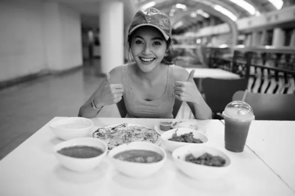 Retrato Jovem Bela Mulher Turística Asiática Desfrutando Cozinha Indiana Restaurante — Fotografia de Stock