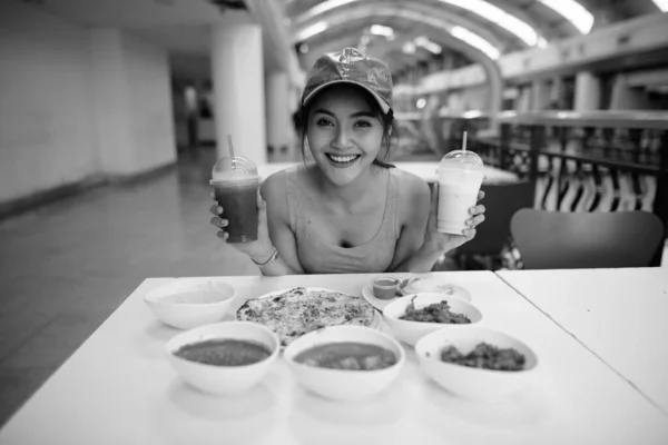 Portrét Mladé Krásné Asijské Turistické Ženy Těší Indické Kuchyně Restauraci — Stock fotografie