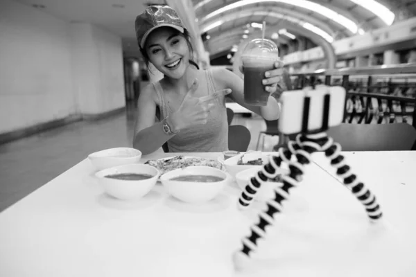 Retrato Una Joven Hermosa Turista Asiática Disfrutando Cocina India Restaurante — Foto de Stock