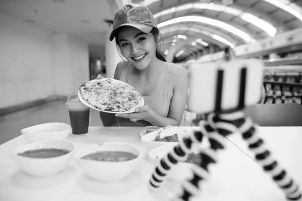 Retrato Una Joven Hermosa Turista Asiática Disfrutando Cocina India Restaurante — Foto de Stock