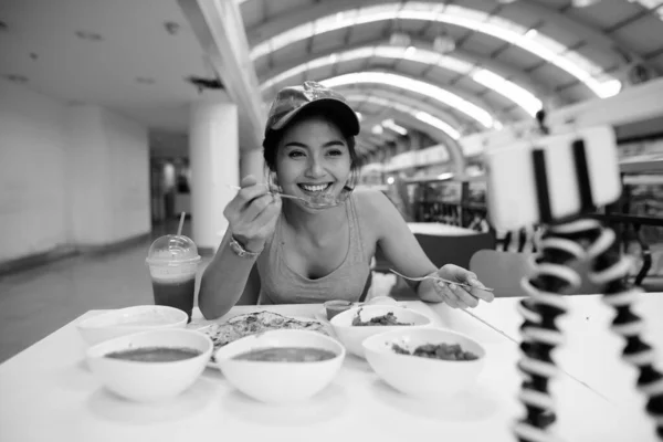 在黑白餐厅享用印度美食的年轻美丽亚洲女游客的画像 — 图库照片
