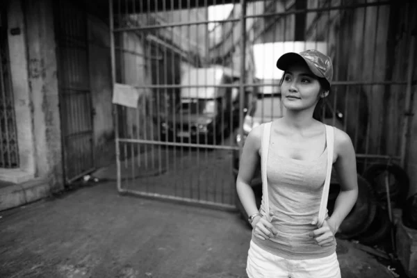 黒と白で街を探索若い美しいアジアの観光客の女性の肖像画 — ストック写真