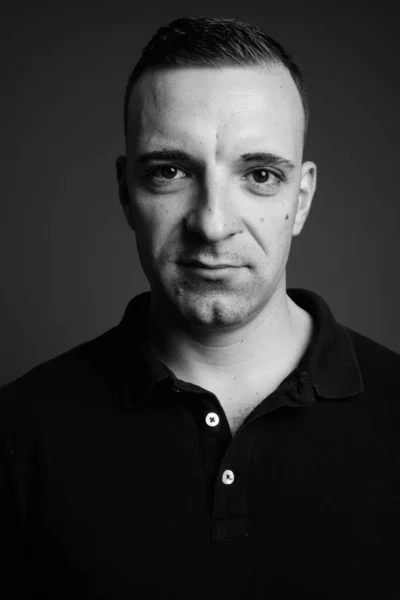 Studio Shot Man Wearing Black Shirt Gray Background Black White — Stock Photo, Image