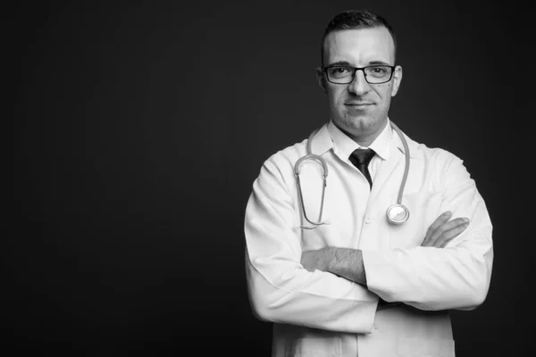 Studio Shot Homme Médecin Portant Des Lunettes Sur Fond Gris — Photo