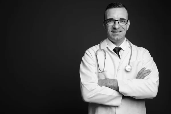 Studio Shot Homme Médecin Portant Des Lunettes Sur Fond Gris — Photo