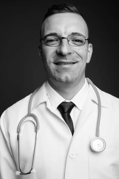 Studio Shot Homme Médecin Portant Des Lunettes Sur Fond Gris — Photo