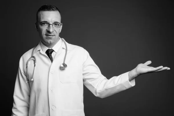 Estudio Hombre Médico Con Gafas Vista Sobre Fondo Gris Blanco —  Fotos de Stock