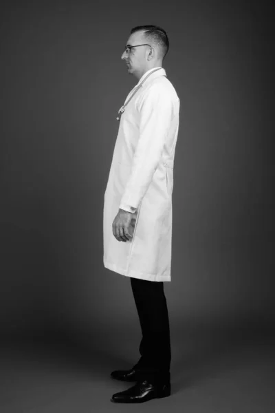 Студійний Знімок Лікаря Чоловіка Окулярах Сірому Фоні Чорно Білому — стокове фото