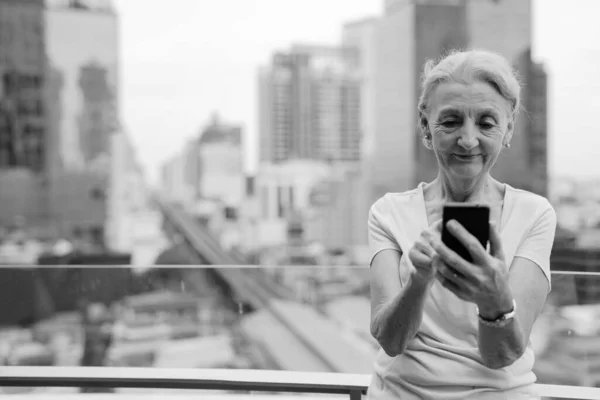 Porträtt Vacker Senior Kvinna Med Blont Hår Mot Bakgrund Staden — Stockfoto