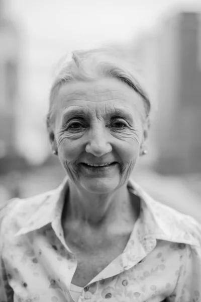 Porträtt Vacker Senior Kvinna Med Blont Hår Mot Bakgrund Staden — Stockfoto