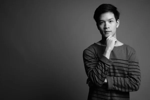 Estudio Tiro Joven Guapo Asiático Hombre Sobre Fondo Gris Blanco —  Fotos de Stock