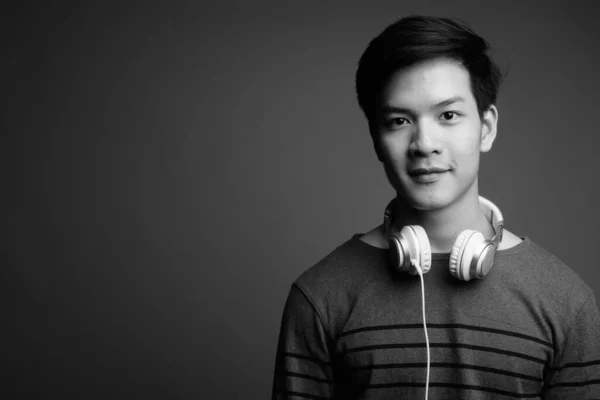 Estudio Joven Guapo Asiático Escuchando Música Sobre Fondo Gris Blanco —  Fotos de Stock