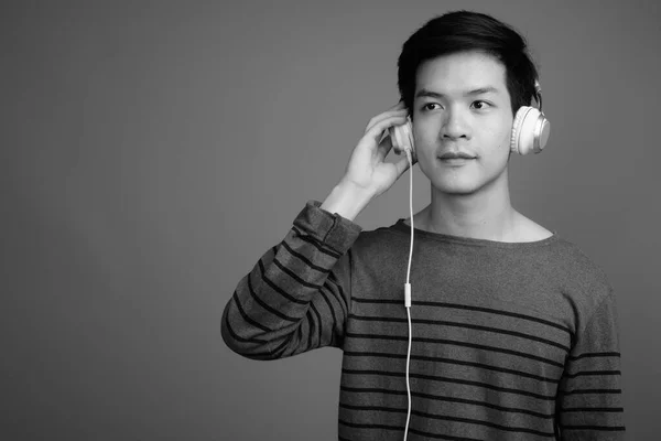 Studio Shot Van Jonge Knappe Aziatische Man Luisteren Naar Muziek — Stockfoto
