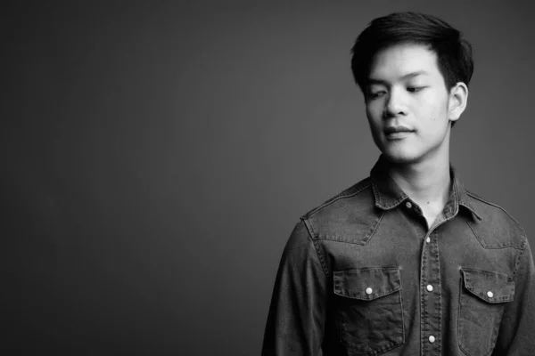 Estudio Tiro Joven Apuesto Hombre Asiático Con Camisa Mezclilla Sobre —  Fotos de Stock