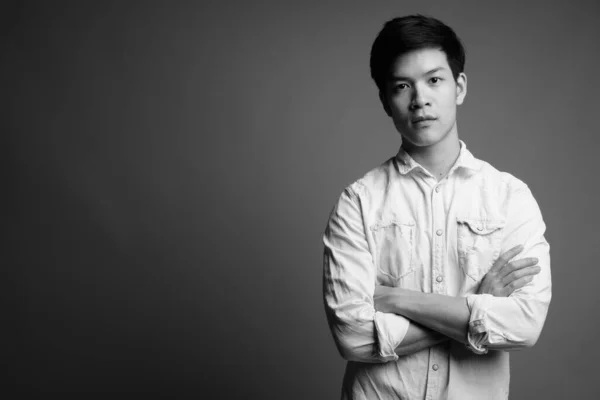 Студийный Снимок Молодого Привлекательного Азиатского Бизнесмена Белой Рубашке Сером Фоне — стоковое фото