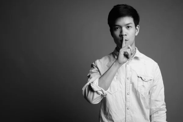 Beyaz Gömlekli Yakışıklı Asyalı Genç Işadamının Siyah Beyaz Arka Planda — Stok fotoğraf