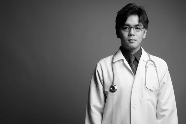 Зйомки Молодого Вродливого Філіппінського Лікаря Проти Сірого Фону Чорно Білому — стокове фото